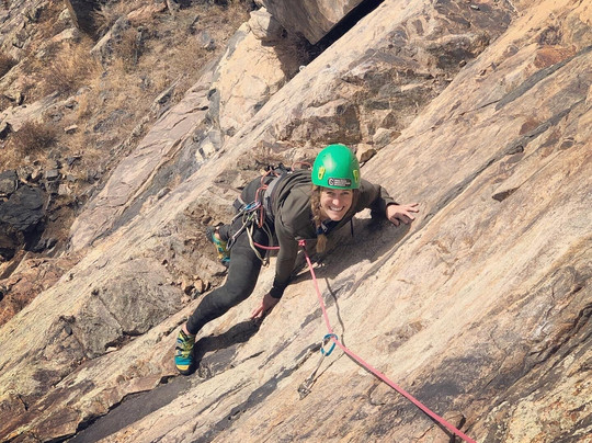 Golden Mountain Guides-戈尔登必去景点