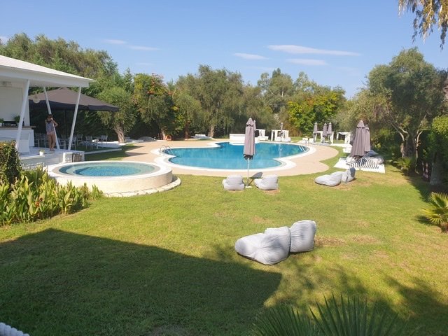 Mr & Mrs White Corfu Couples Retreat-泳池