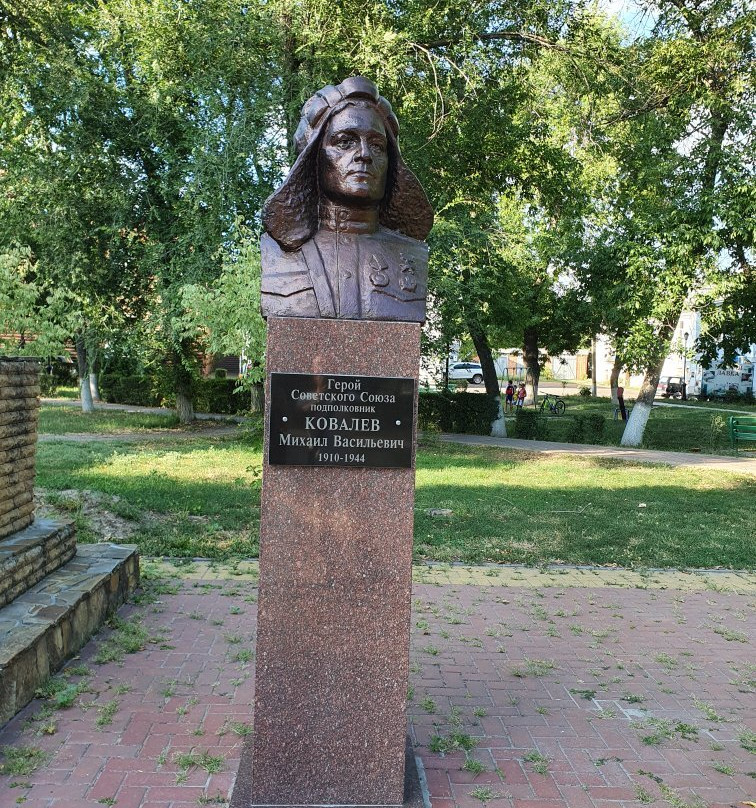 M.V. Kovalyov Monument景点图片