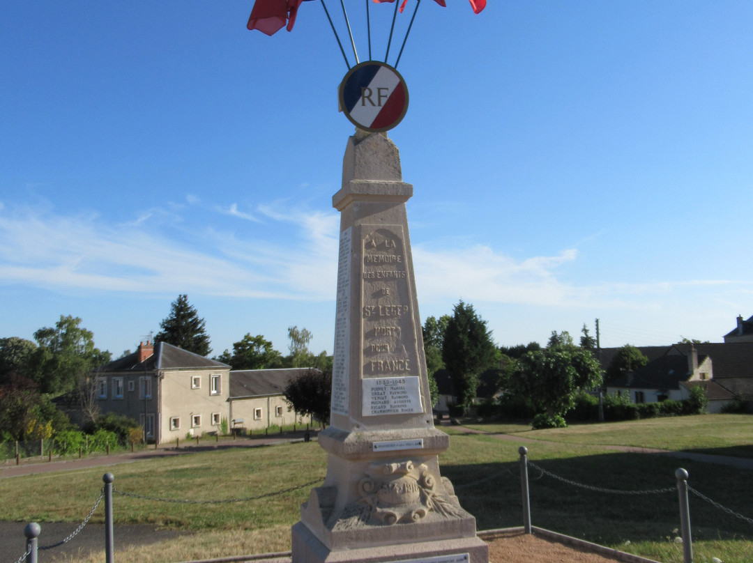 Monument aux morts-Saint-Leger-des-Vignes必去景点