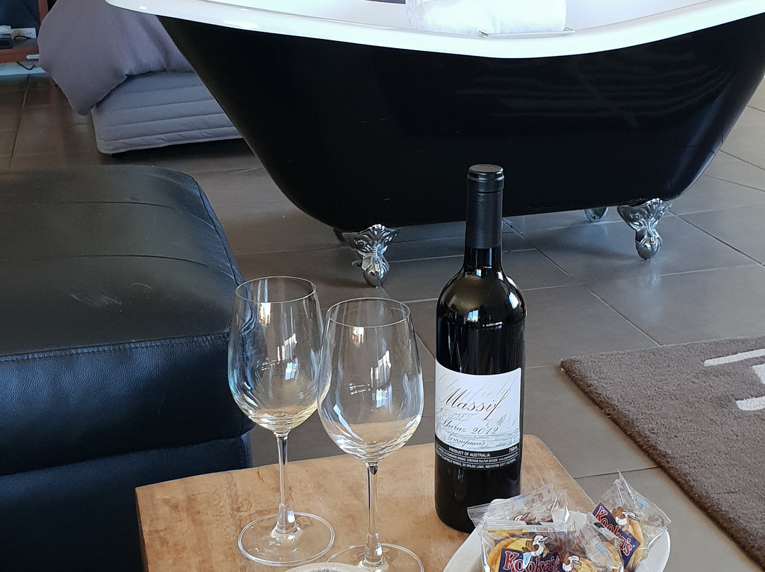 Blaze Rock Retreat主图