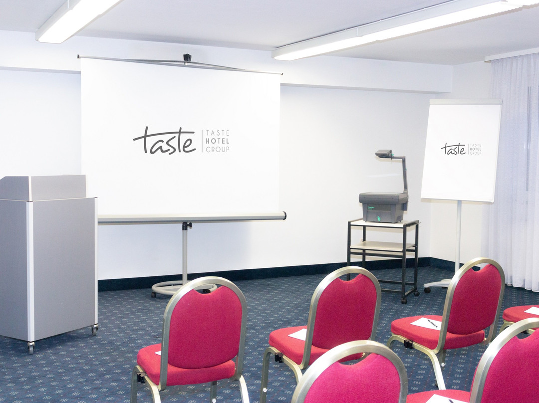 华美达兰佩特海姆酒店主图