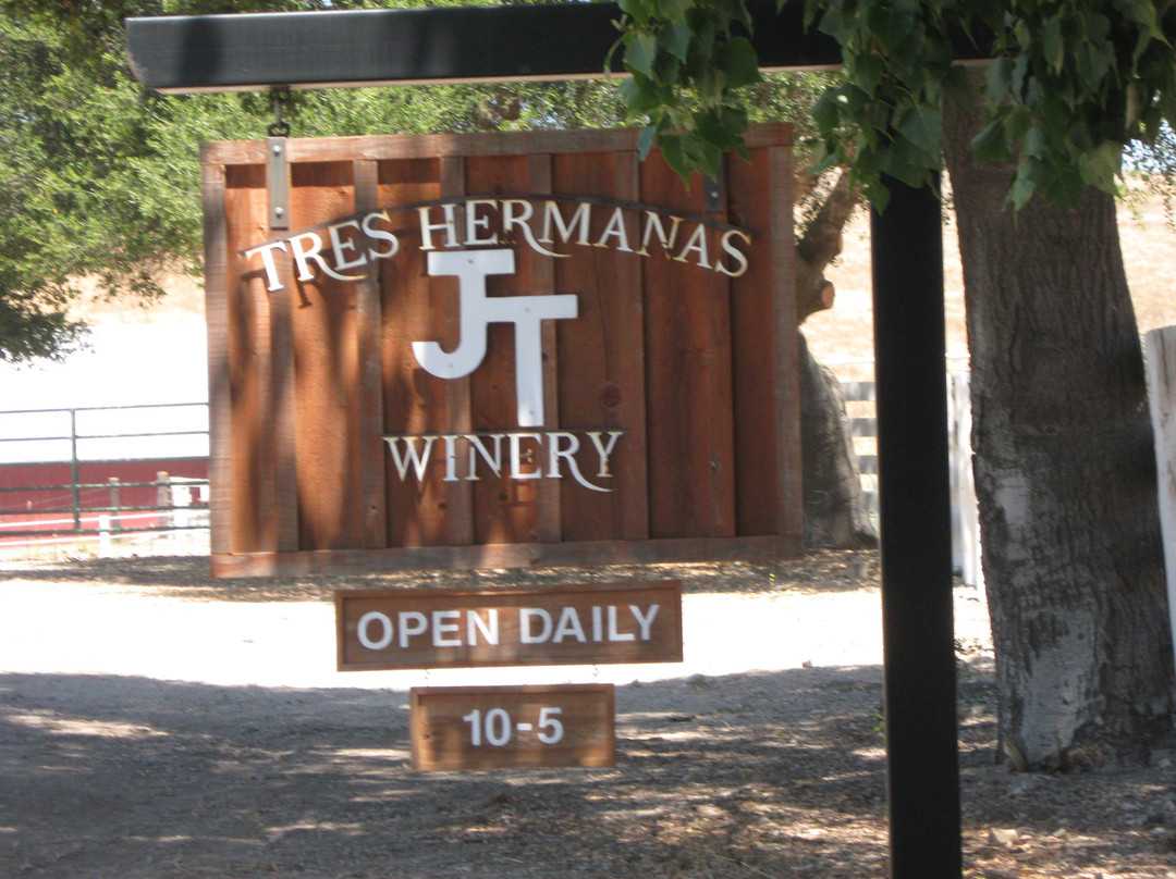 Tres Hermanas Winery景点图片