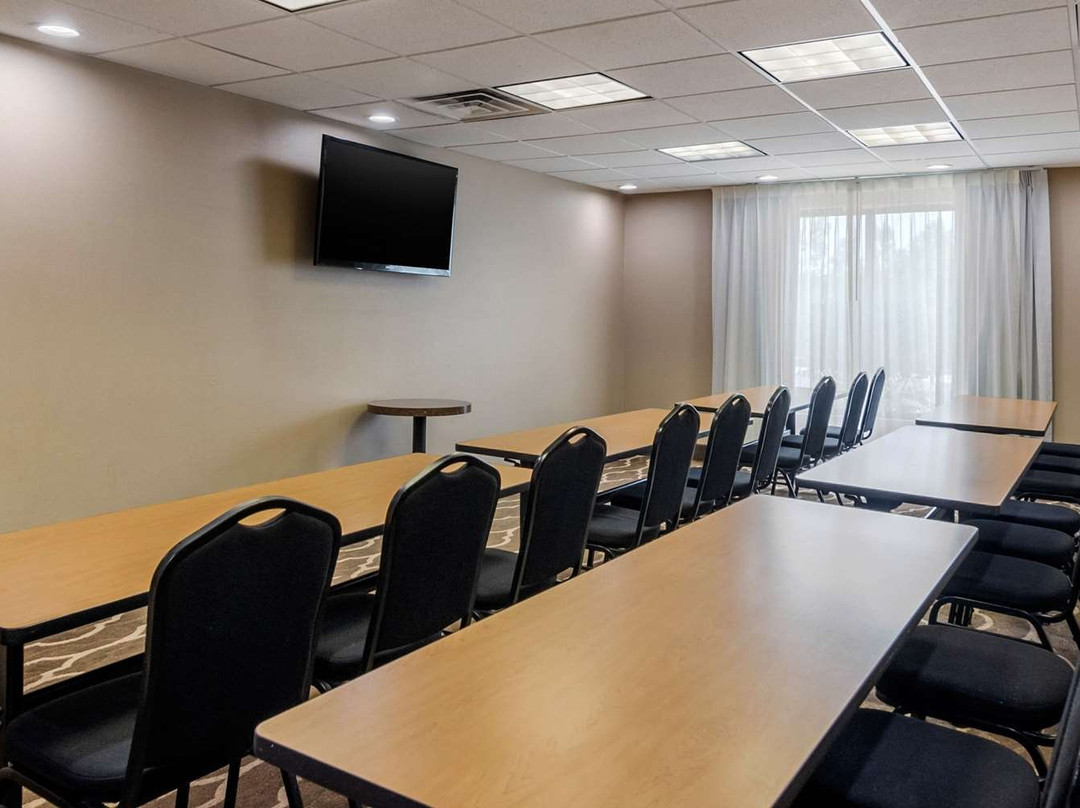 Comfort Suites Speedway - Kansas City主图