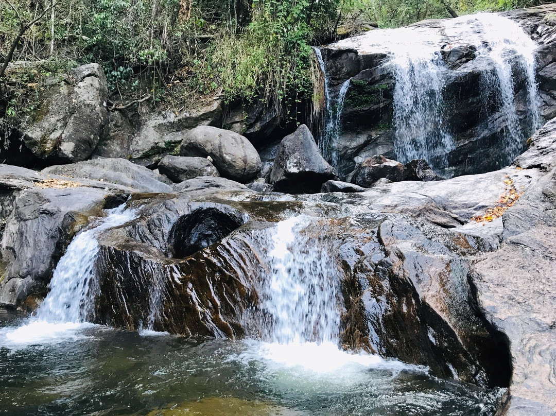 Lakkam Waterfalls景点图片