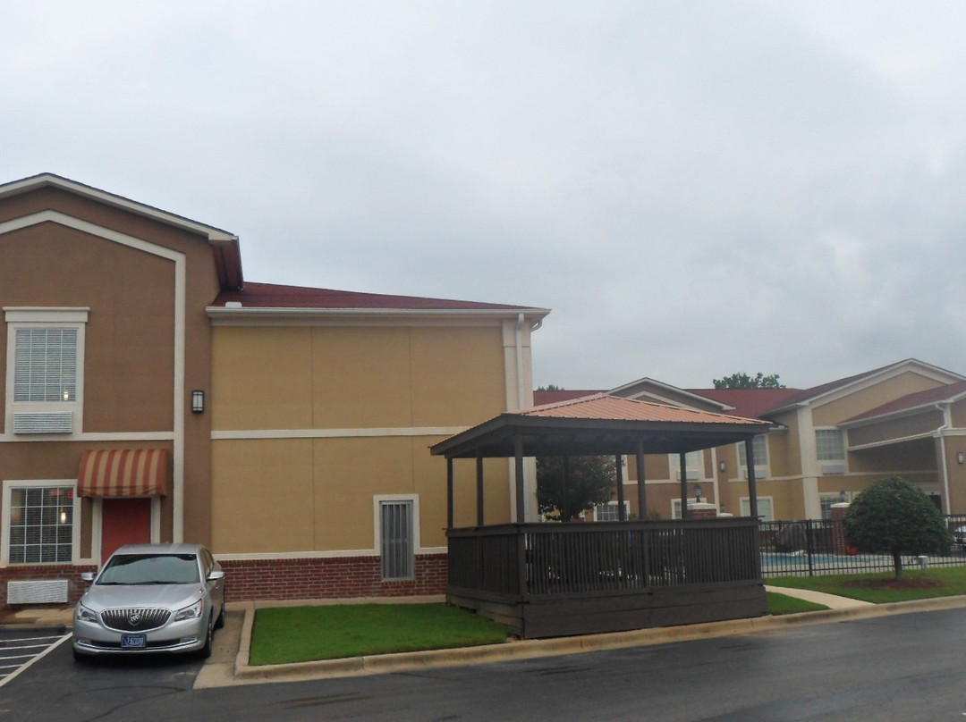 贝斯特韦斯特普勒斯舍伍德旅馆及套房酒店主图