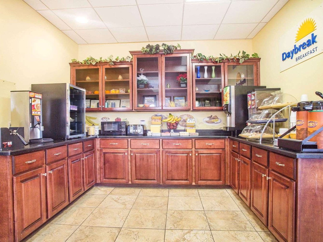 Days Inn & Suites by Wyndham Swainsboro主图