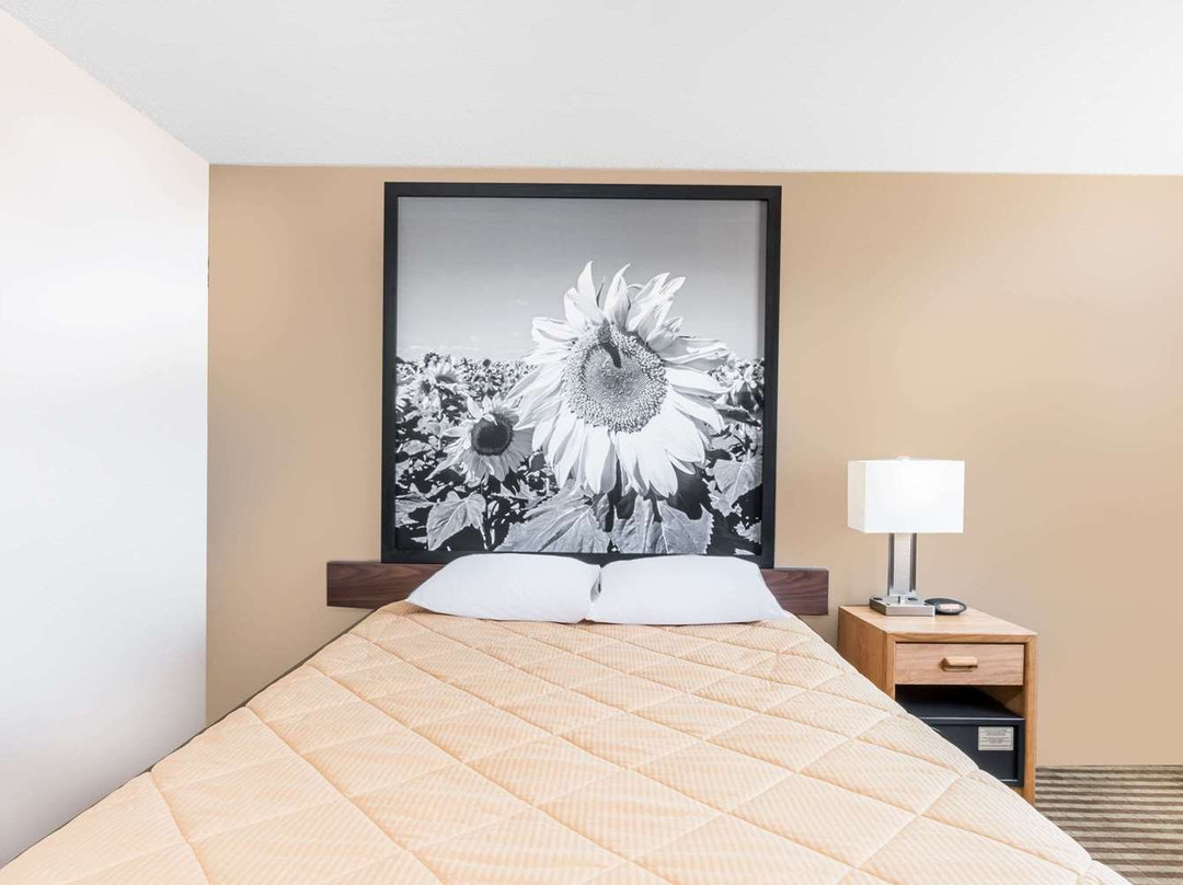 鲍曼速8酒店主图