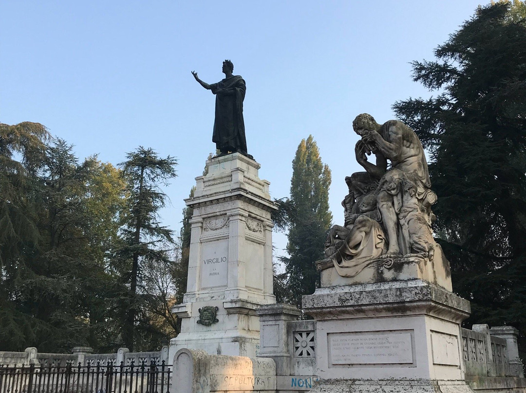 Piazza Virgiliana景点图片
