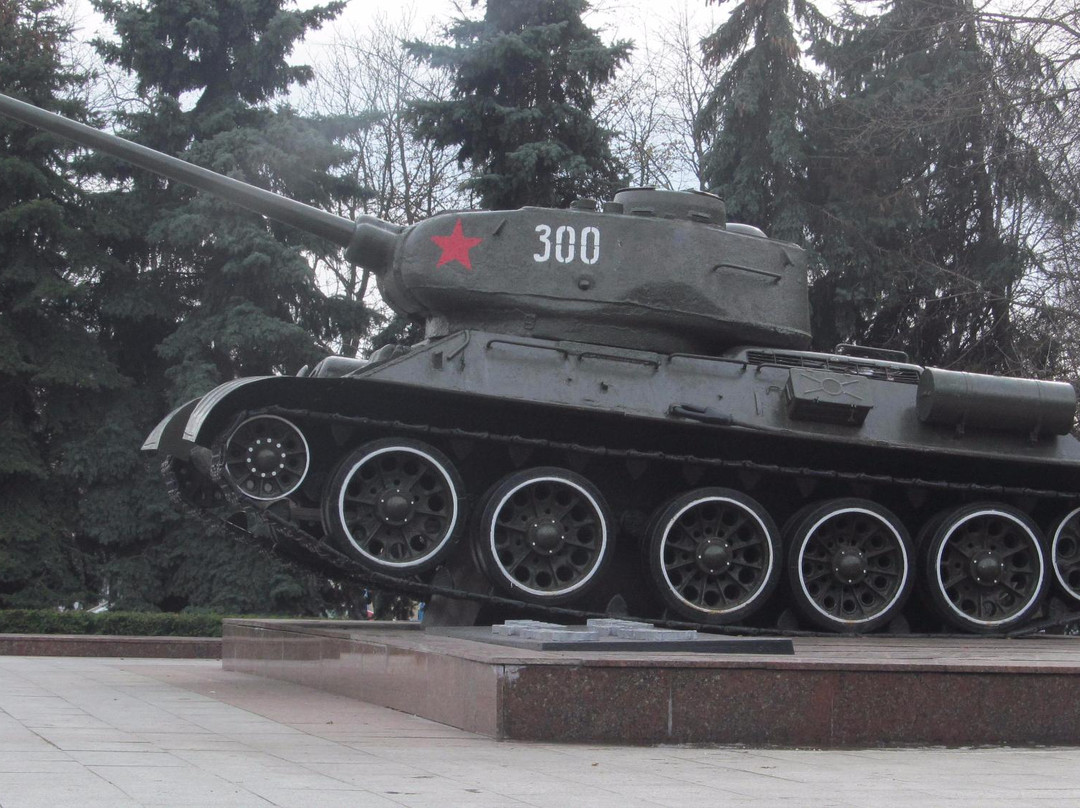 Tank Monument on the tomb of General B.S.Baharova-Bobrujsk必去景点