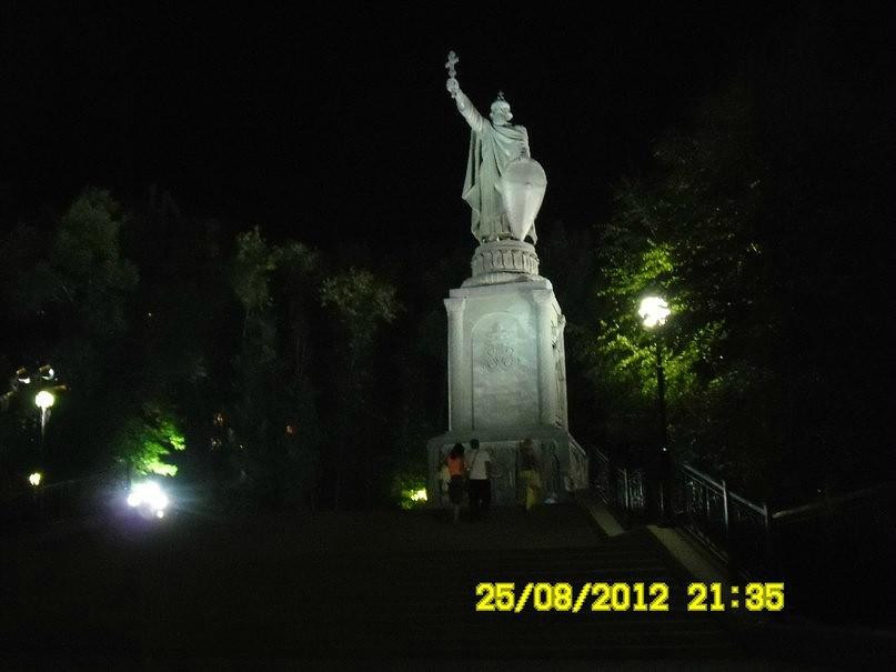 Monument to Vladimir The Great景点图片