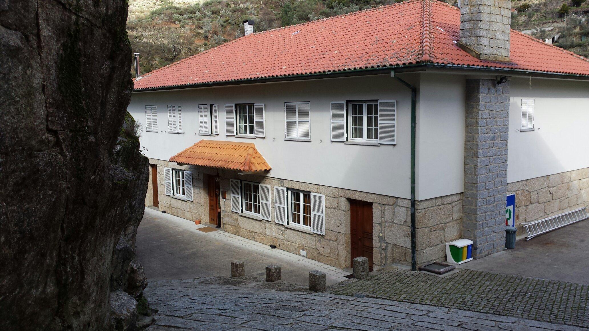 Casa da Ribeira / Casa da Ponte-客卧