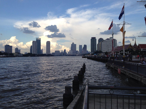 河滨码头夜市-曼谷必去景点