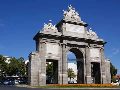 阿尔卡拉之门-马德里必去景点