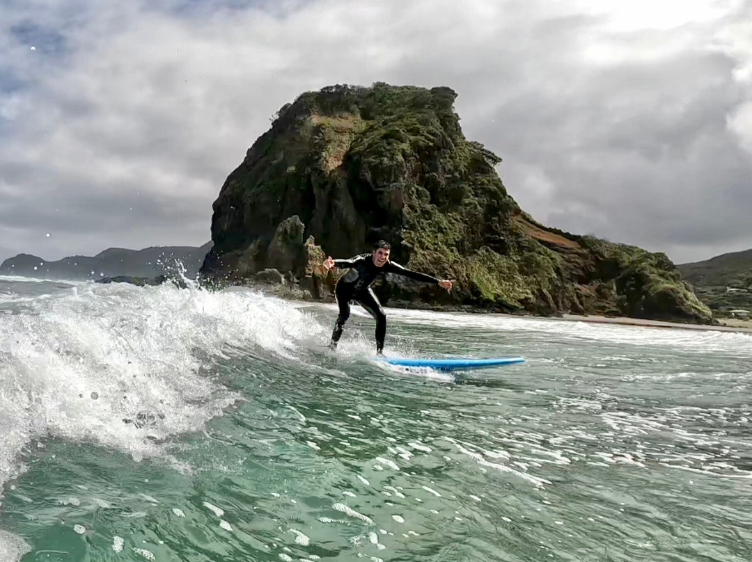 Piha Surf School-皮哈海滩必去景点
