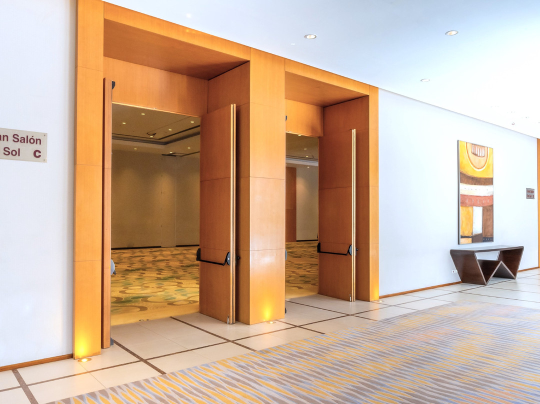 Hilton Mendoza主图