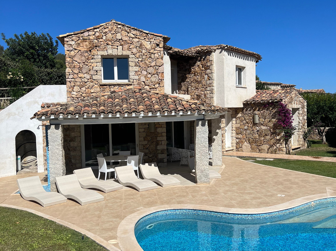 维拉斯别墅度假酒店主图