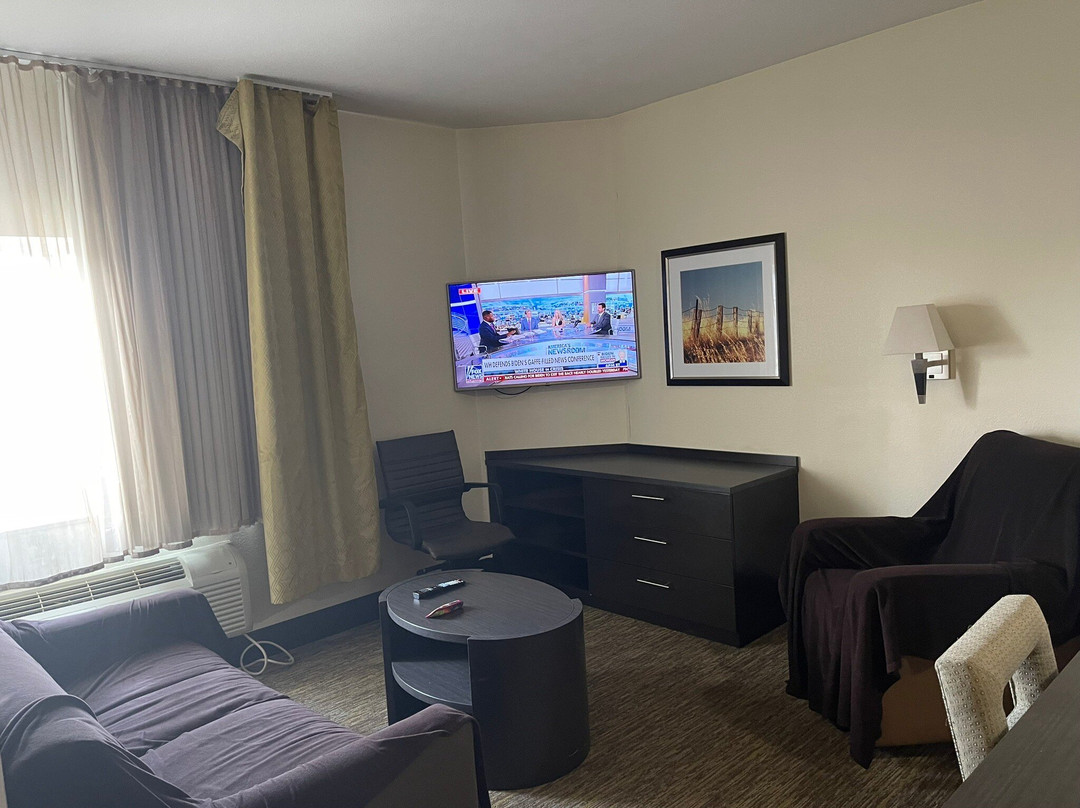 杰斐逊城烛木套房酒店主图