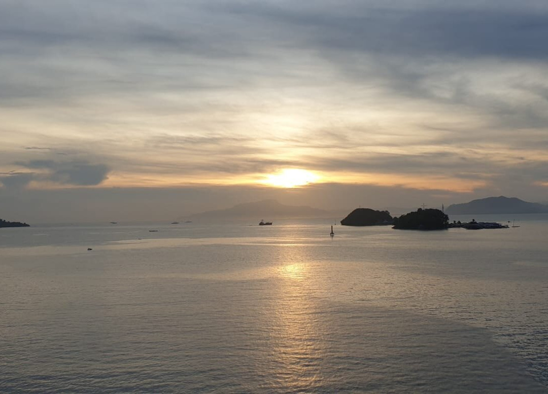 瑞雅巴布亚酒店主图