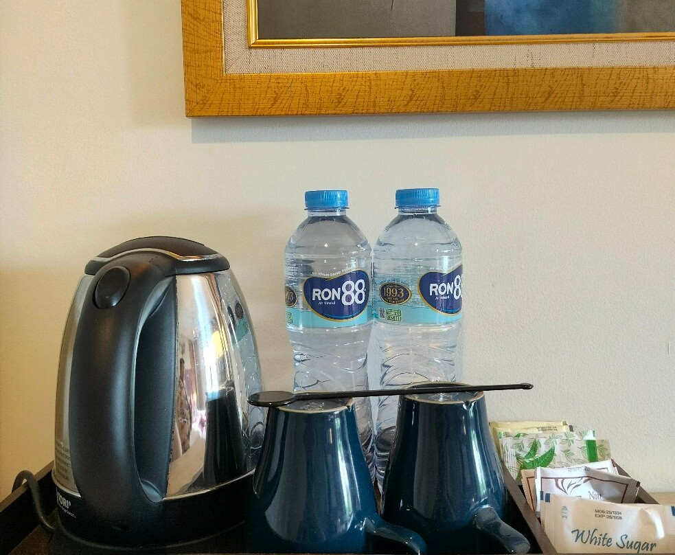 Front One Akshaya Hotel Karawang主图