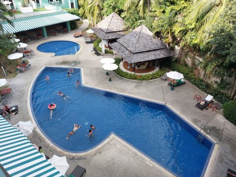 普吉岛宜必思卡塔酒店-泳池