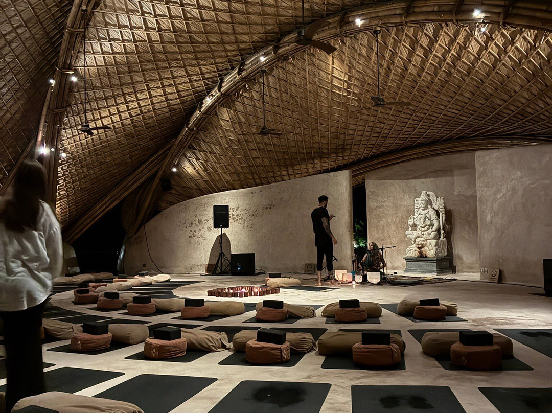 Alchemy Yoga & Meditation Center-Sayan必去景点