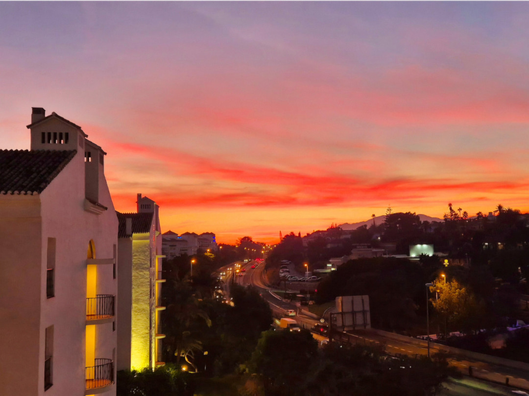 Pyr马贝拉酒店主图