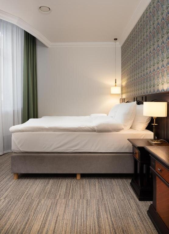 布罗瓦利亚酒店主图