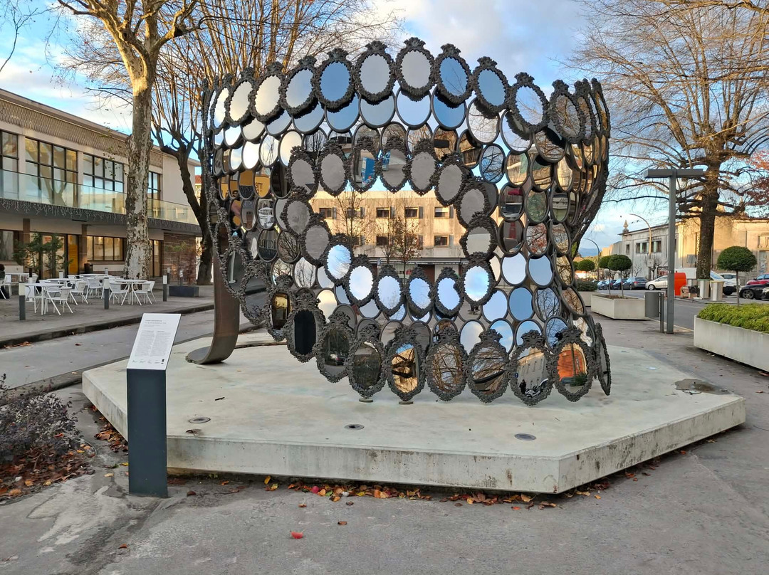 Escultura I'll Be Your Mirror #1, 2018 de Joana Vasconcelos