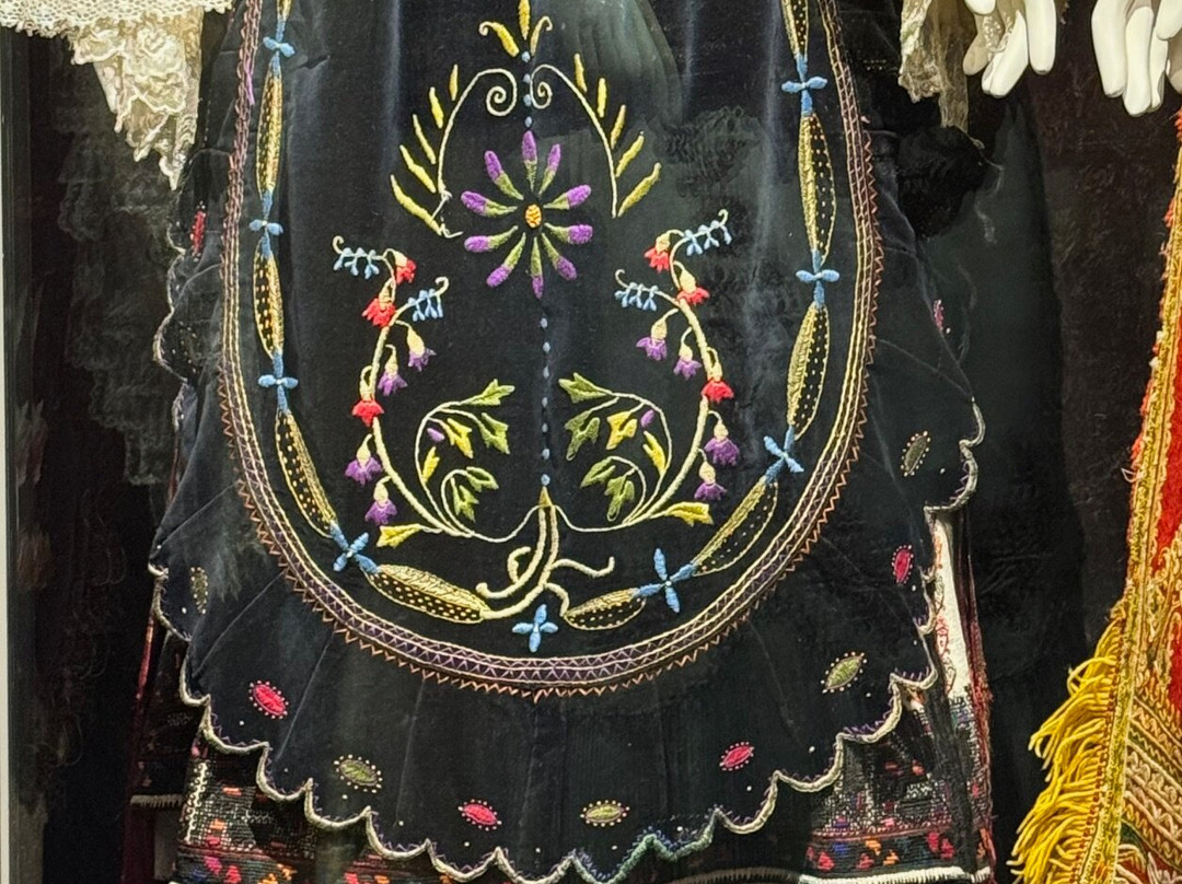Victoria G. Karelias Collection of Greek Traditional Costumes-卡拉马塔必去景点