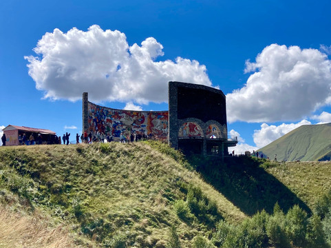 Russian Georgian Friendship Monument-古道里必去景点