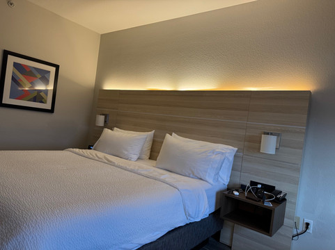 塞勒姆智选假日套房酒店主图