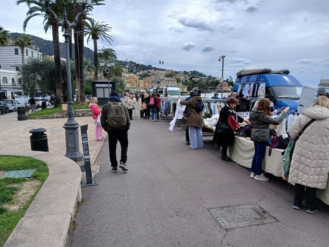 Mercato del giovedì-拉帕洛必去景点