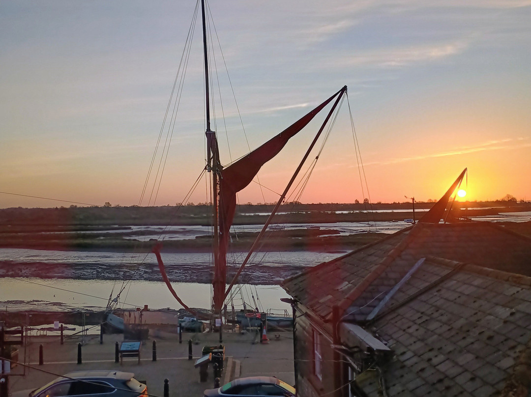 乔利水手 - 码头上的鱼民宿主图