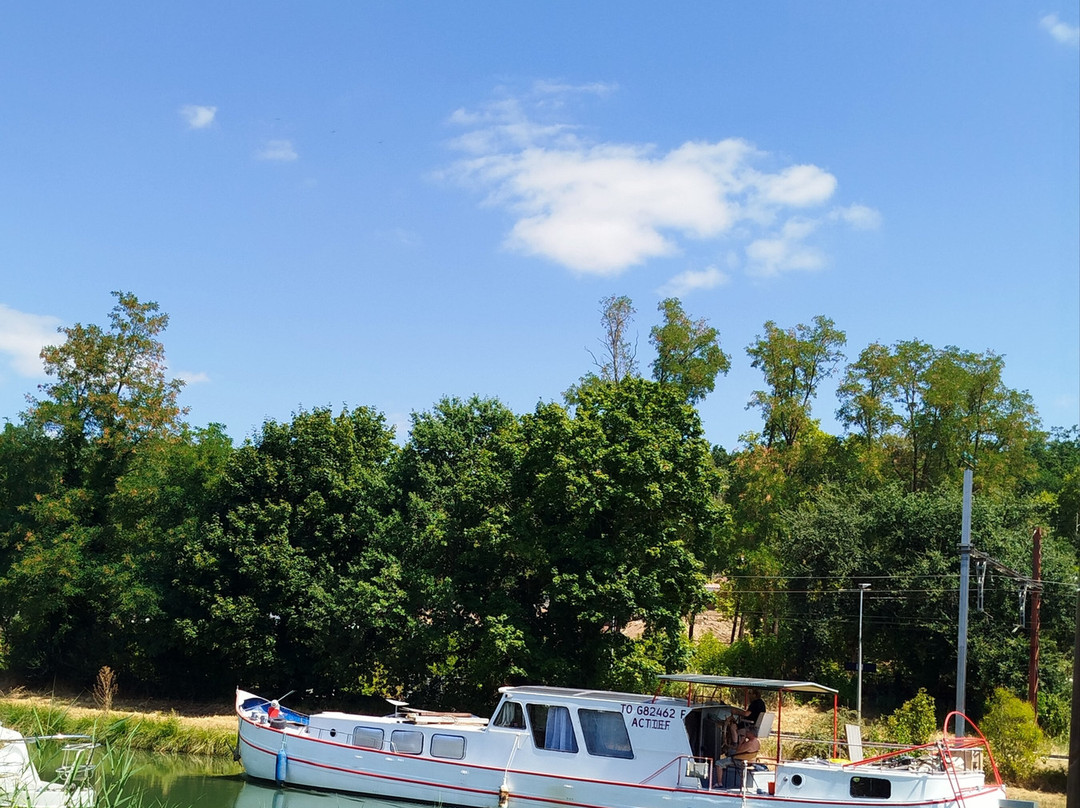 Une Bouteille Au Canal