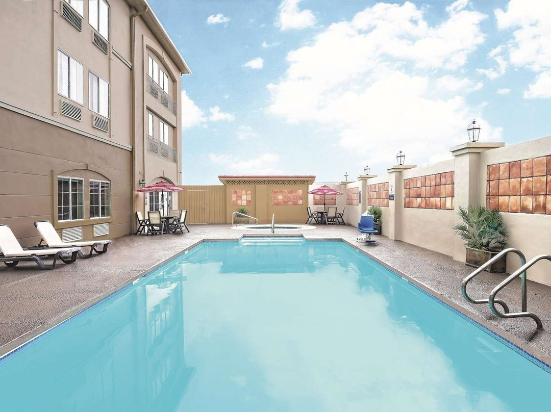 La Quinta Inn & Suites by Wyndham Laredo Airport主图