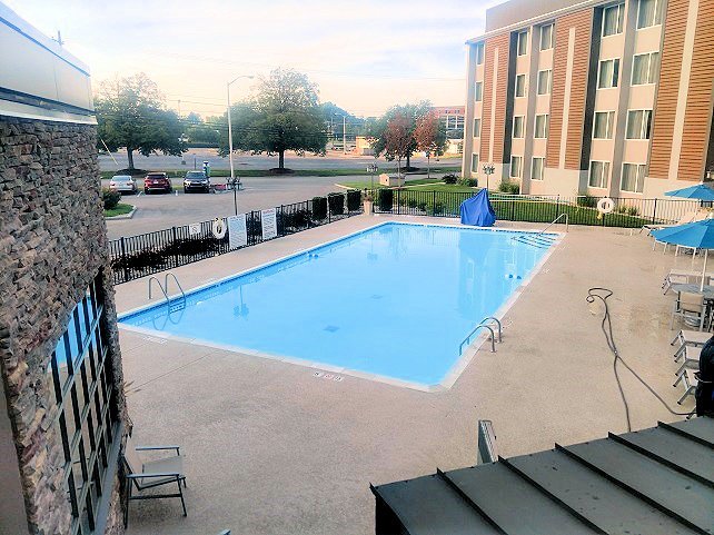 Holiday Inn Express Louisville Airport Expo Center By IHG-泳池