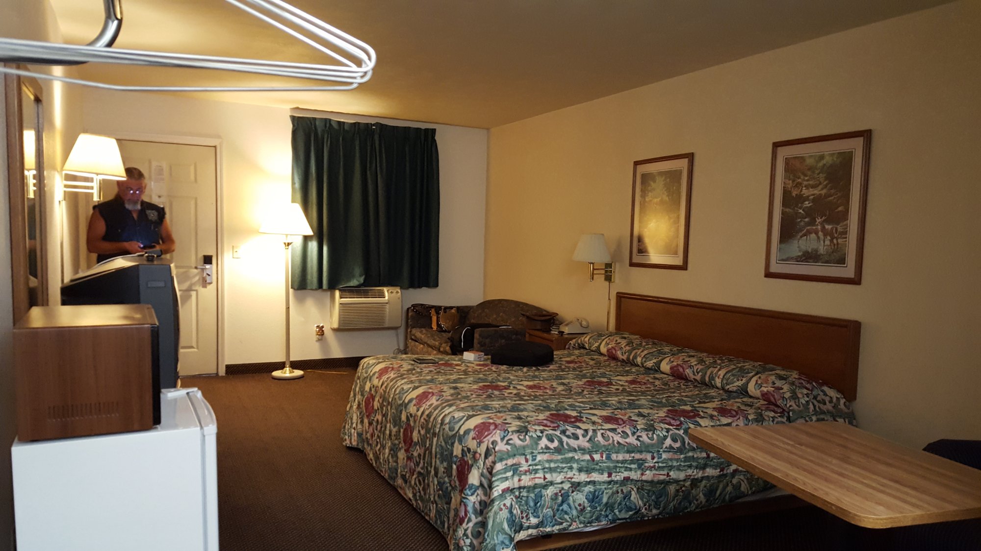 Brass Door Motel-官方