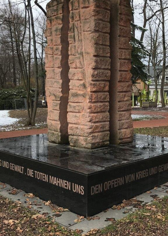 DenkmalDen Opfern Von Krieg Und Gewalt-米特韦达必去景点