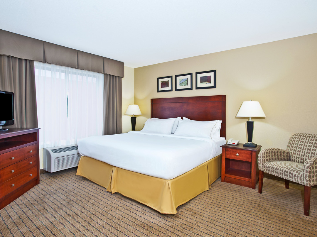 东兰辛智选假日套房酒店主图