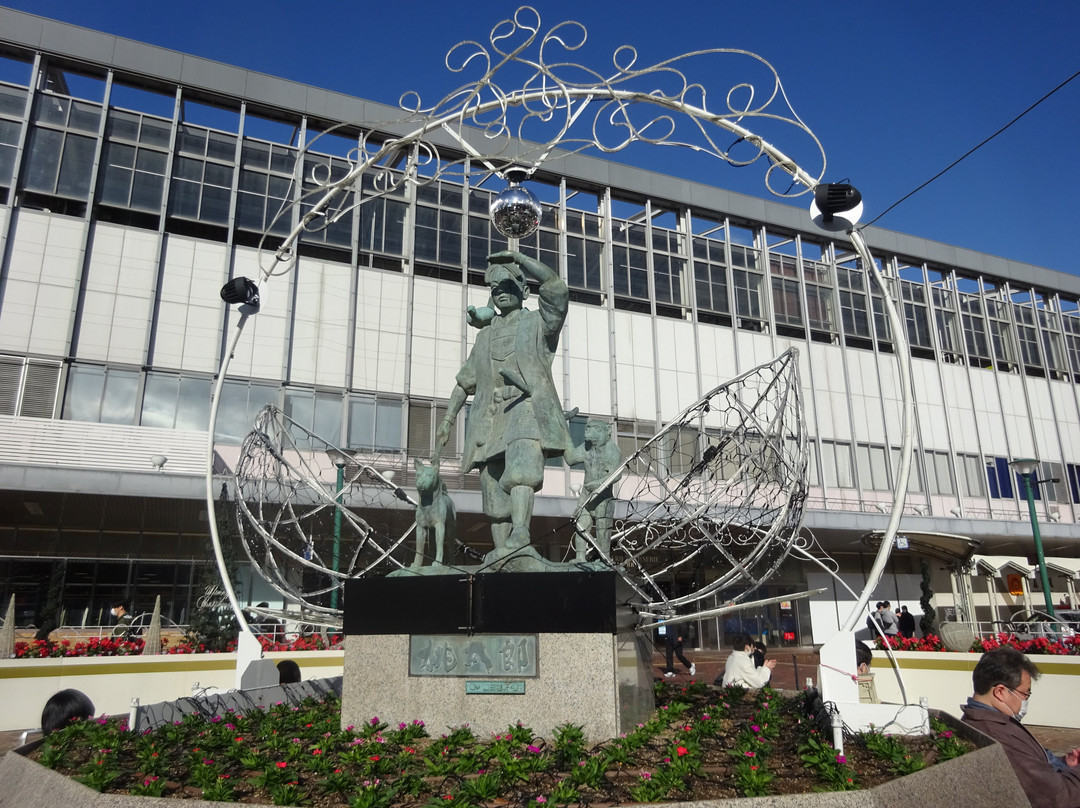 Momotaro Statue景点图片