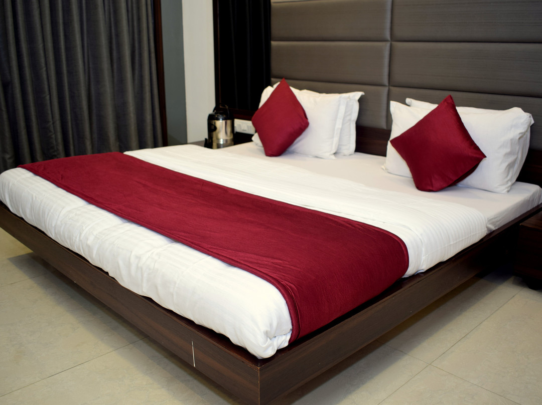 Hotel Sunrise Palace by Sky Stays主图