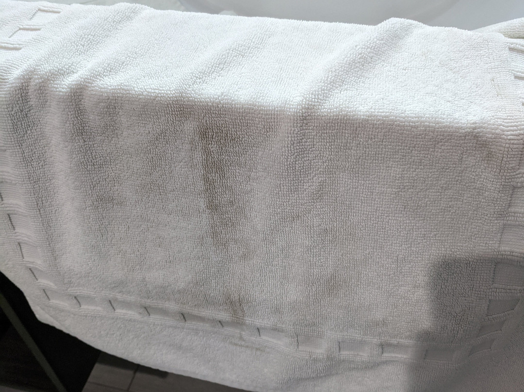 Airport Inn & Suites主图