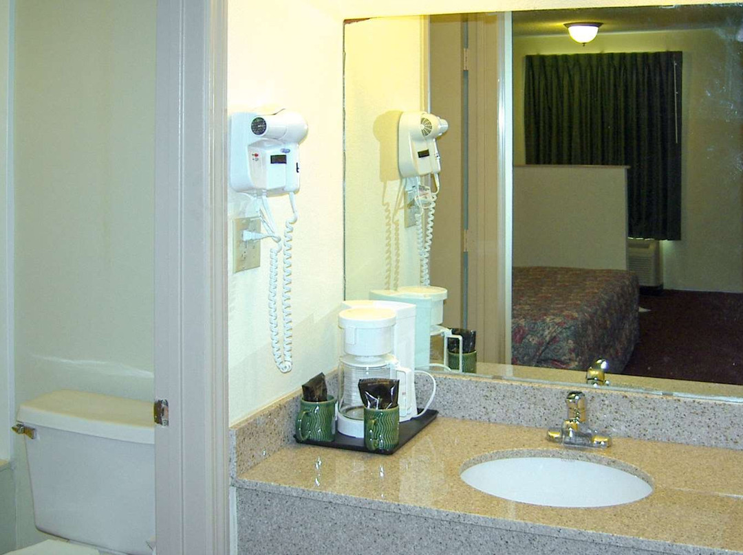 Travelers Inn & Suites主图