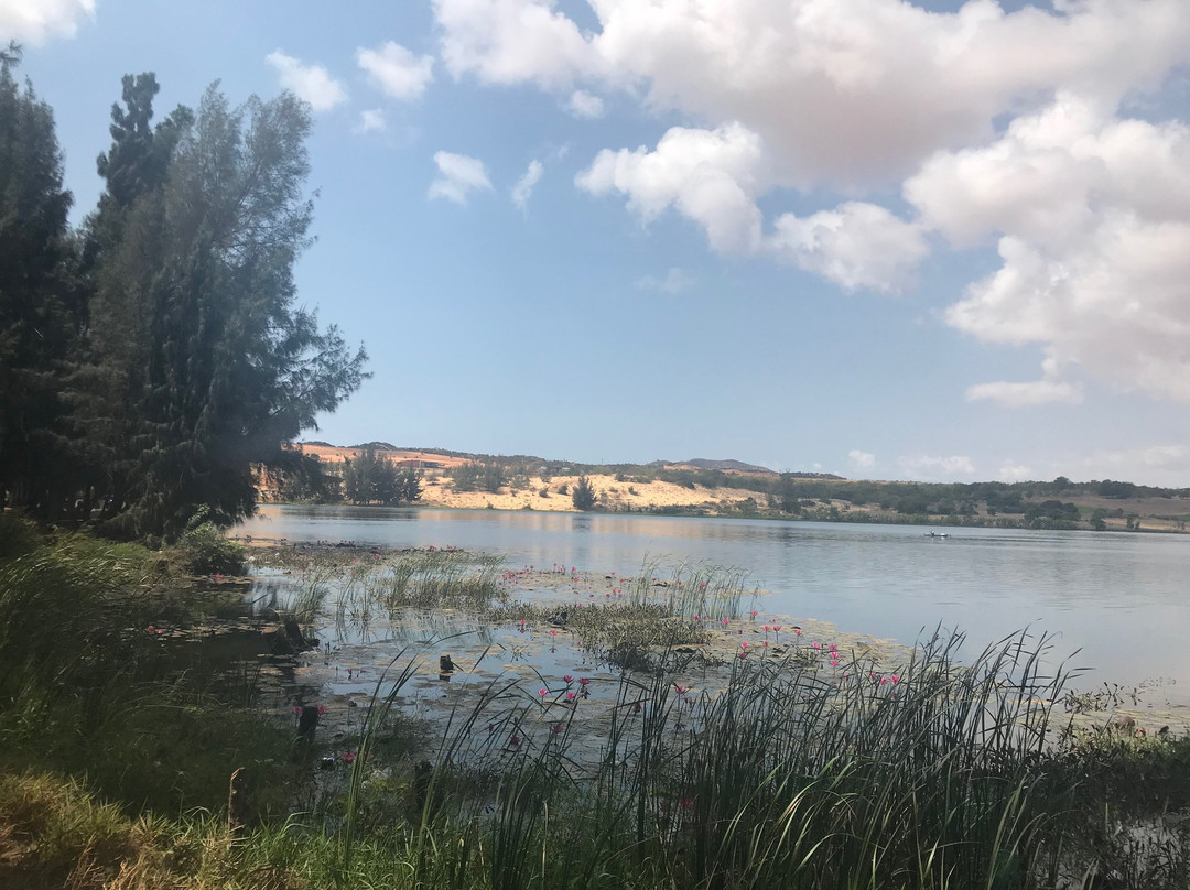 Lotus Lake景点图片