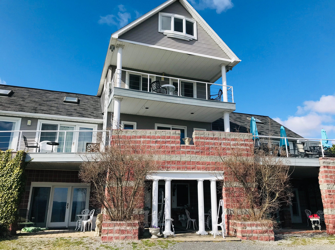 Cayuga Lake Front Inn主图