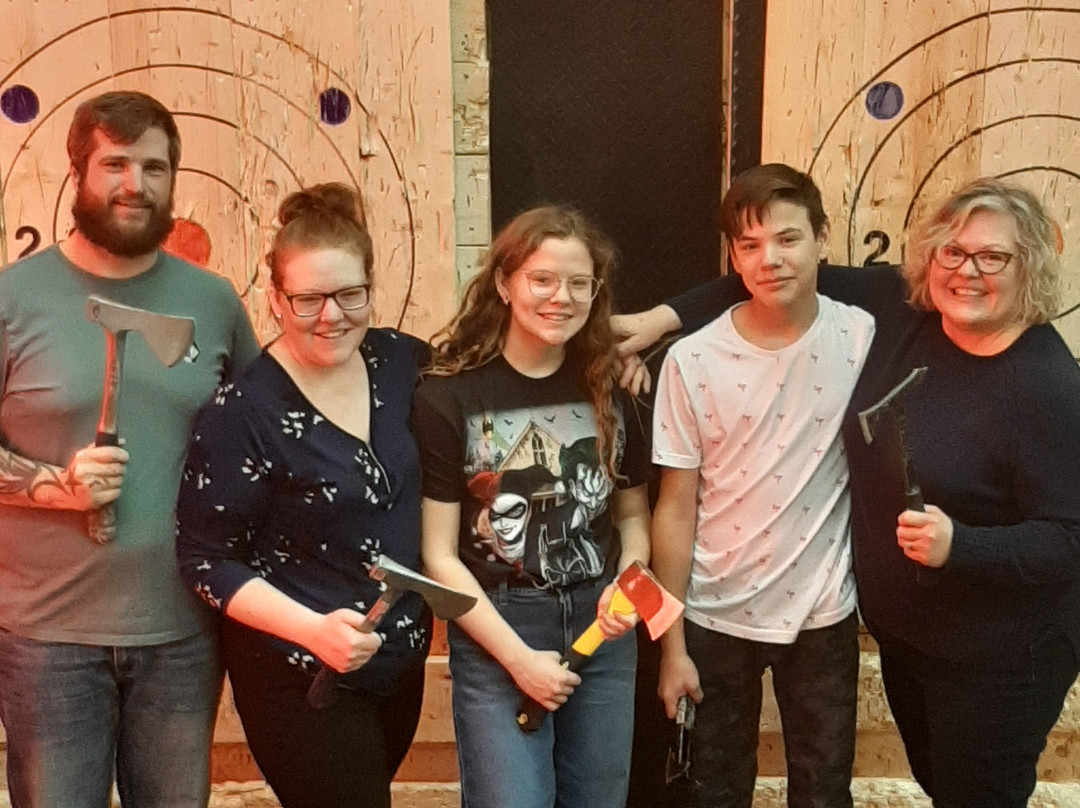 Kickin’ Axe Throwing-布兰登必去景点