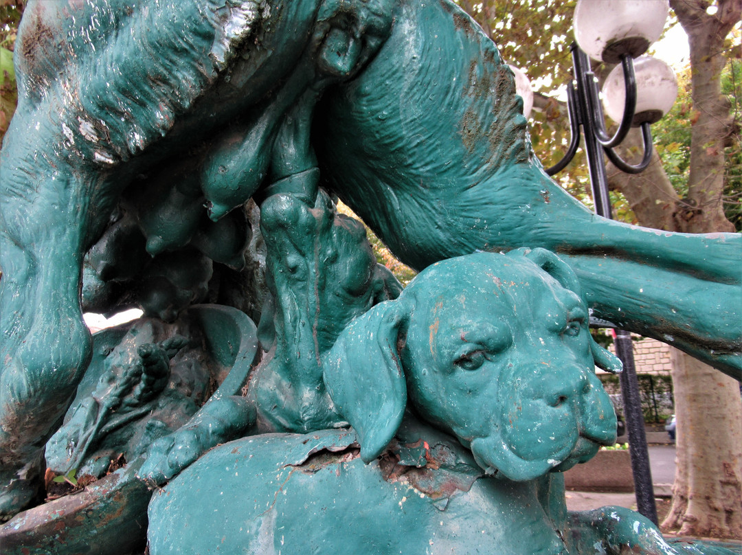 Chienne dogue protégeant ses petits景点图片