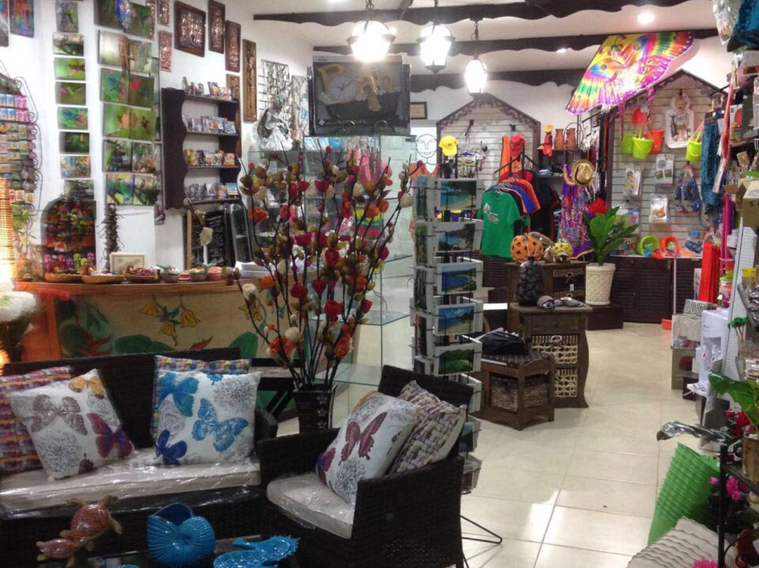 克朗波因特旅游景点-Bambu Gift Shop Tobago