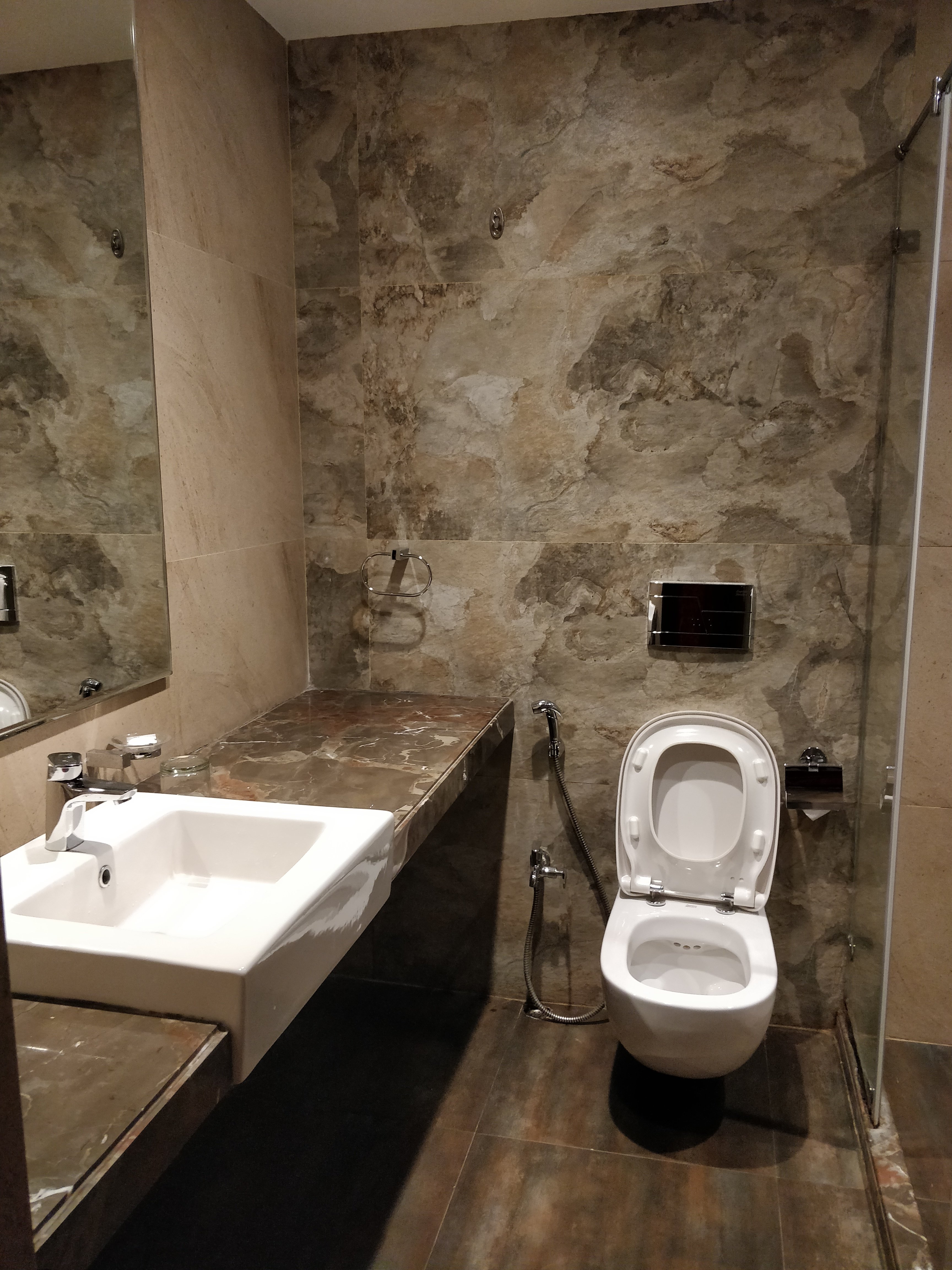 M crown Hotel-浴室